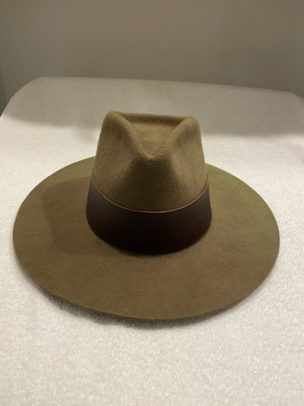 JANESSA LEONE | taupe/ brown leather around top/ 100% Wool hat/Fedora/made USA/M